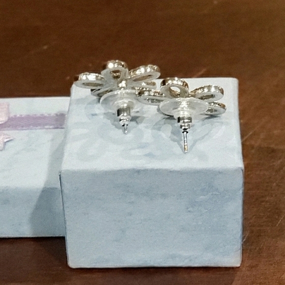 Sparkling Rhinestone Flower Earrings - Picture 6 of 8